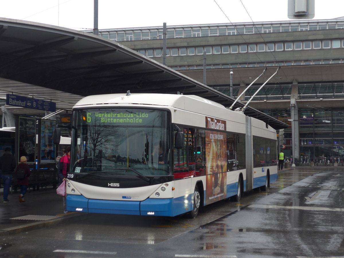 (169'482) - VBL Luzern - Nr. 219 - Hess/Hess Gelenktrolleybus am 25. M�rz 2016 beim Bahnhof Luzern