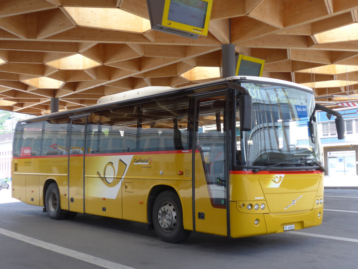 (170'193) - Ev�quoz, Erde - VS 60'650 - Volvo am 24. April 2016 beim Bahnhof Sion