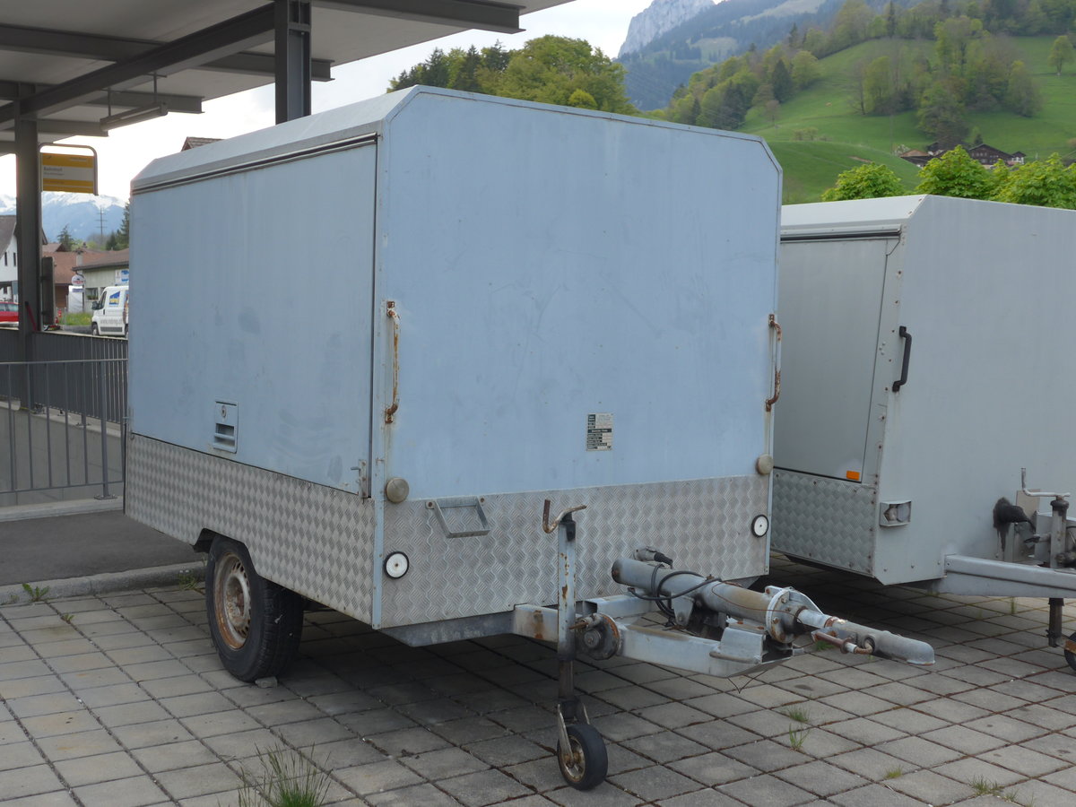 (170'381) - Spring, Schwenden - BE 196'874 - Gowa Gep�ckanh�nger am 7. Mai 2016 beim Bahnhof Oey-Diemtigen