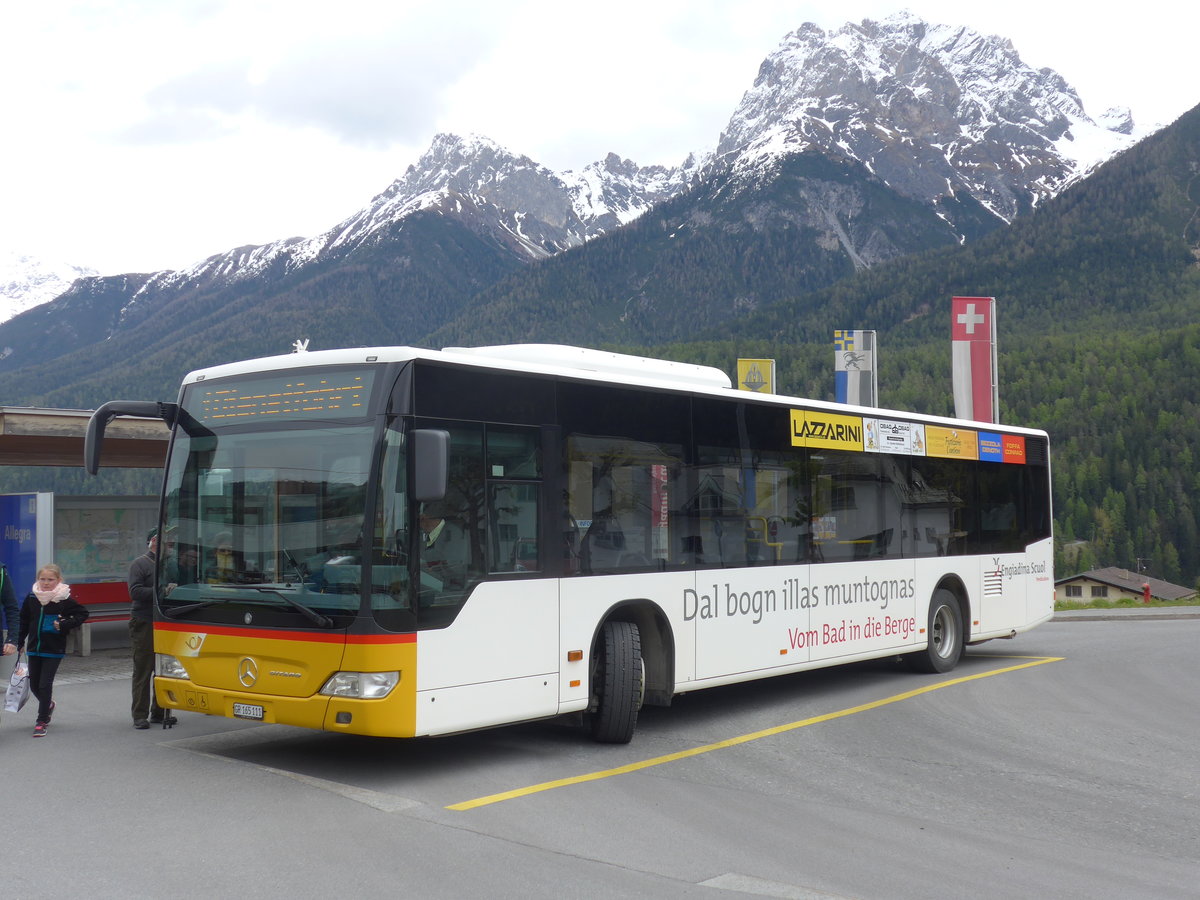 (170'929) - PostAuto Graub�nden - GR 165'111 - Mercedes am 16. Mai 2016 beim Bahnhof Scuol-Tarasp