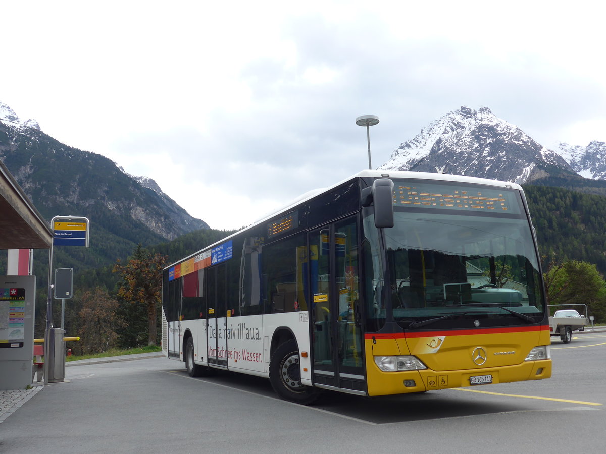 (170'938) - PostAuto Graub�nden - GR 165'111 - Mercedes am 16. Mai 2016 beim Bahnhof Scuol-Tarasp