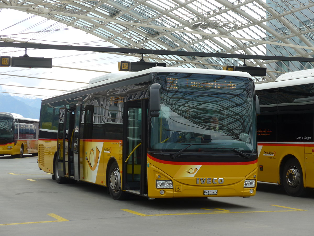 (170'960) - PostAuto Graub�nden - GR 170'435 - Iveco am 16. Mai 2016 in Chur, Postautostation