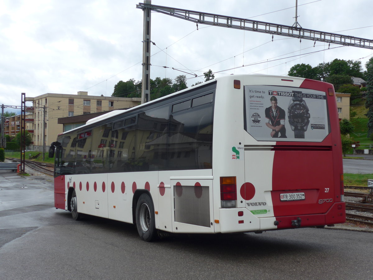 (171'796) - TPF Fribourg - Nr. 27/FR 300'352 - Volvo am 13. Juni 2016 beim Bahnhof Ch�tel-St-Denis