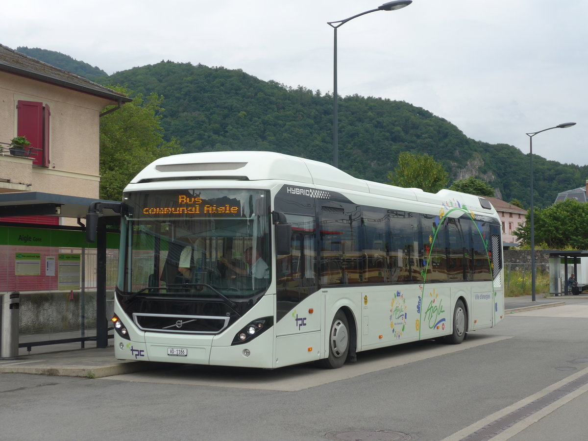 (172'125) - TPC Aigle - VD 1186 - Volvo (ex Volvo, S-G�teborg) am 25. Juni 2016 beim Bahnhof Aigle