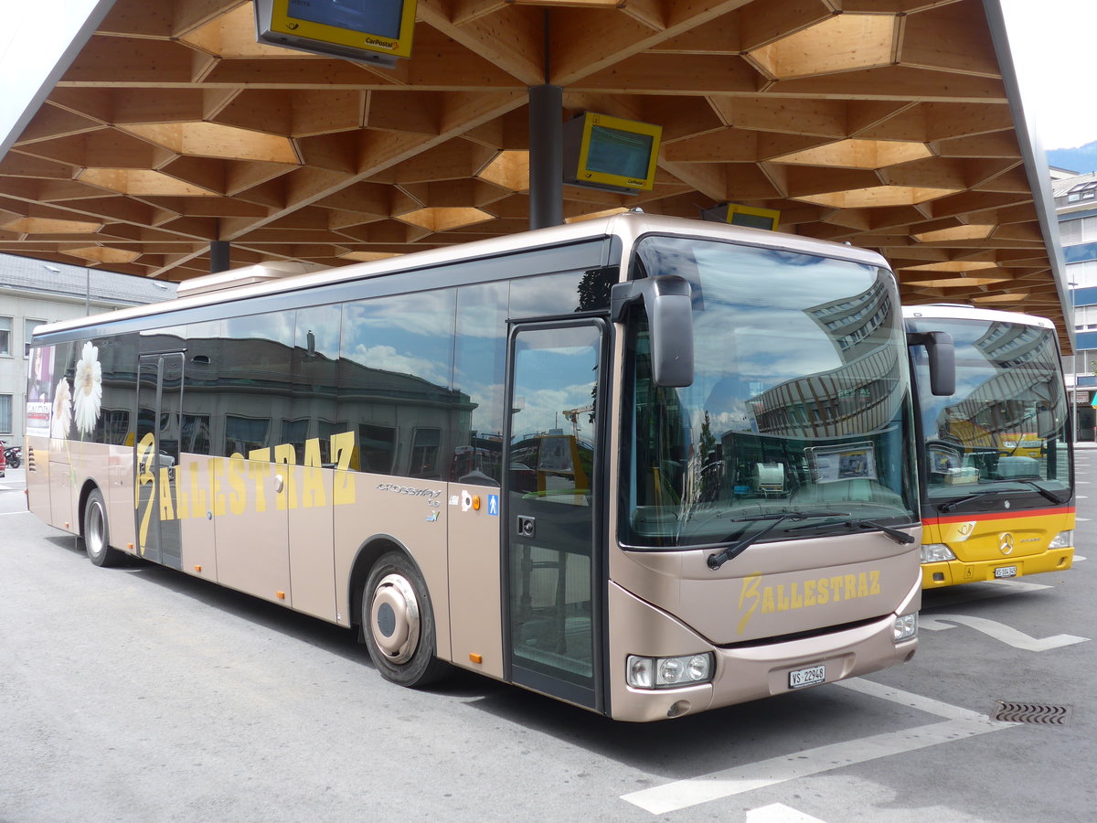 (172'543) - Ballestraz, Gr�ne - VS 22'948 - Irisbus am 26. Juni 2016 beim Bahnhof Sion