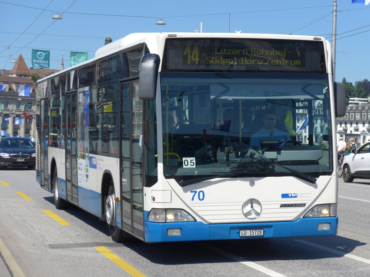 (173'857) - VBL Luzern - Nr. 70/LU 15'728 - Mercedes am 8. August 2016 in Luzern, Bahnhofbr�cke