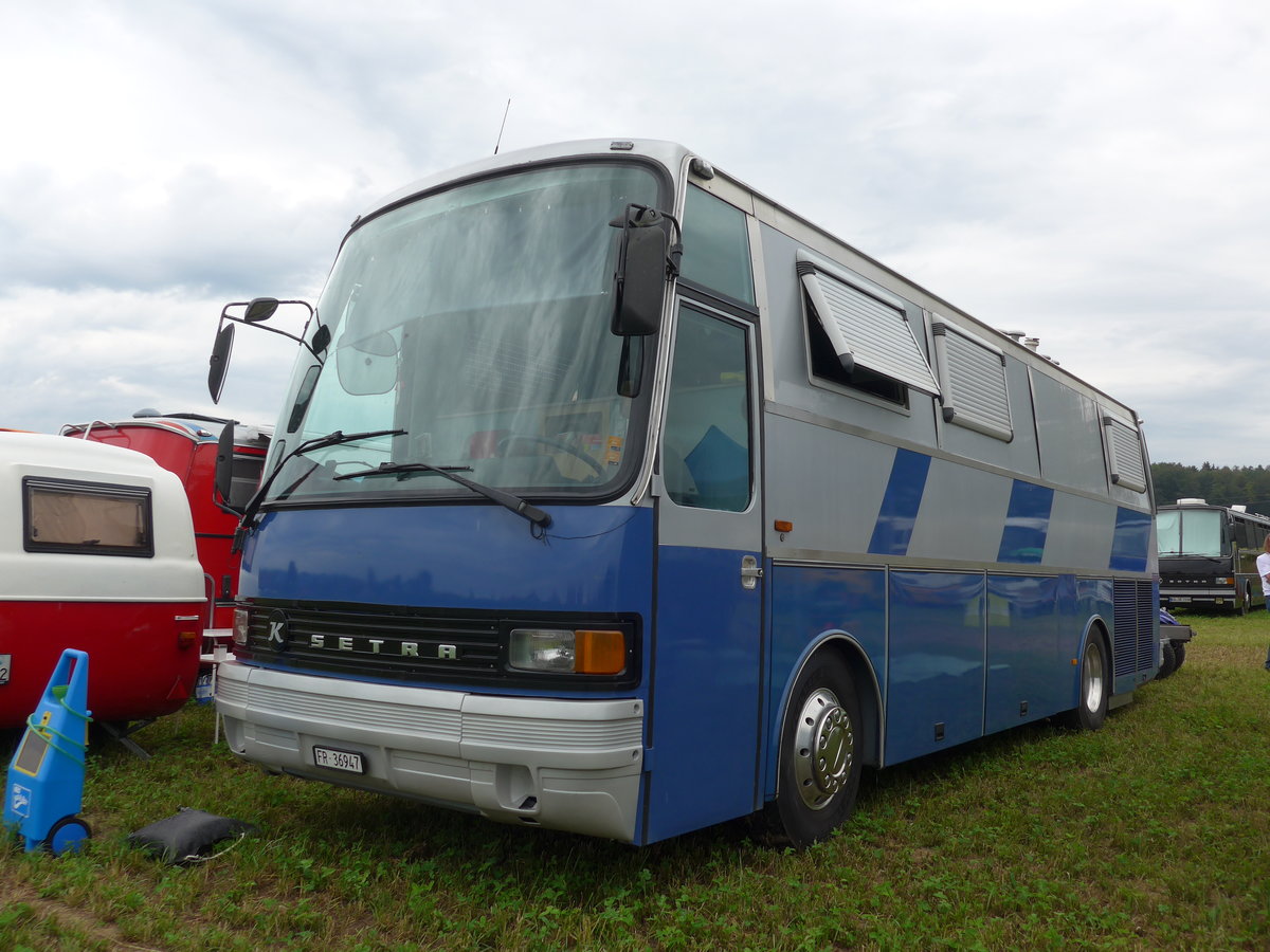 (173'990) - Aus der Schweiz: B�chler, B�singen - FR 36'947 - Setra (ex AAGI Interlaken Nr. 30) am 20. August 2016 in B�singen, Bahnhof