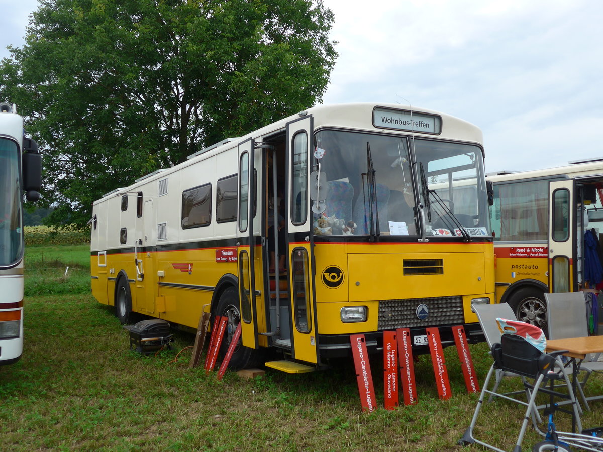 (174'004) - Aus der Schweiz: Tiemann, Illnau - Nr. 12/SZ 82'088 - Saurer/R&J (ex Privat; ex Tschannen, Zofingen Nr. 12) am 20. August 2016 in B�singen, Bahnhof