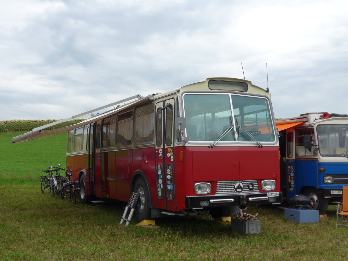 (174'018) - Aus der Schweiz: Niederer F., Langwiesen - ZH 572'304 - Saurer/T�scher (ex Sol�r+Fontana, Ilanz) am 20. August 2016 in B�singen, Bahnhof