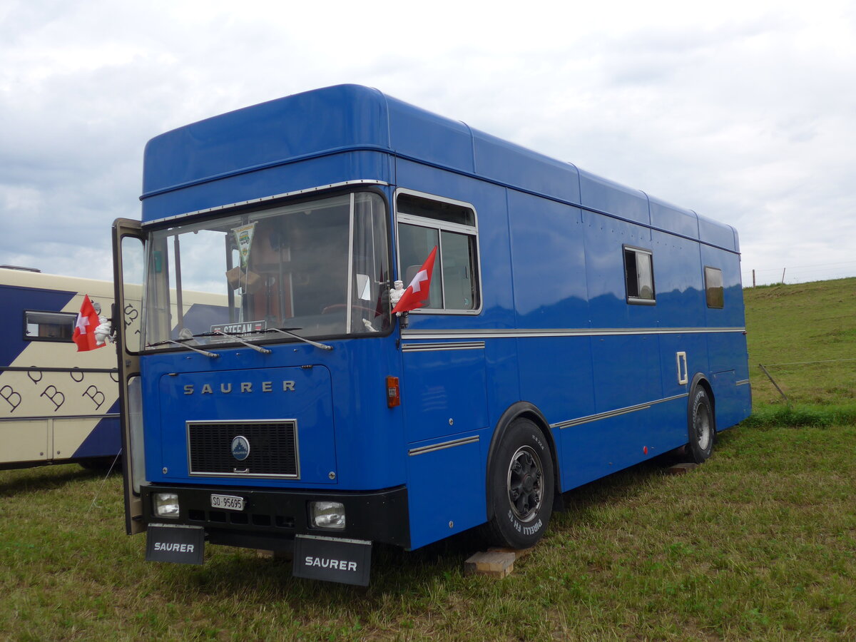 (174'029) - Aus der Schweiz: Anker, Kestenholz - SO 95'695 - Saurer am 20. August 2016 beim Bahnhof B�singen