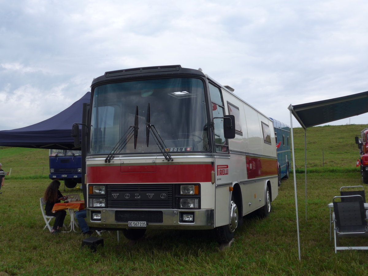 (174'040) - Aus der Schweiz: Schweizer, Steffisburg - BE 567'235 - Volvo/Van Hool am 20. August 2016 in B�singen, Bahnhof