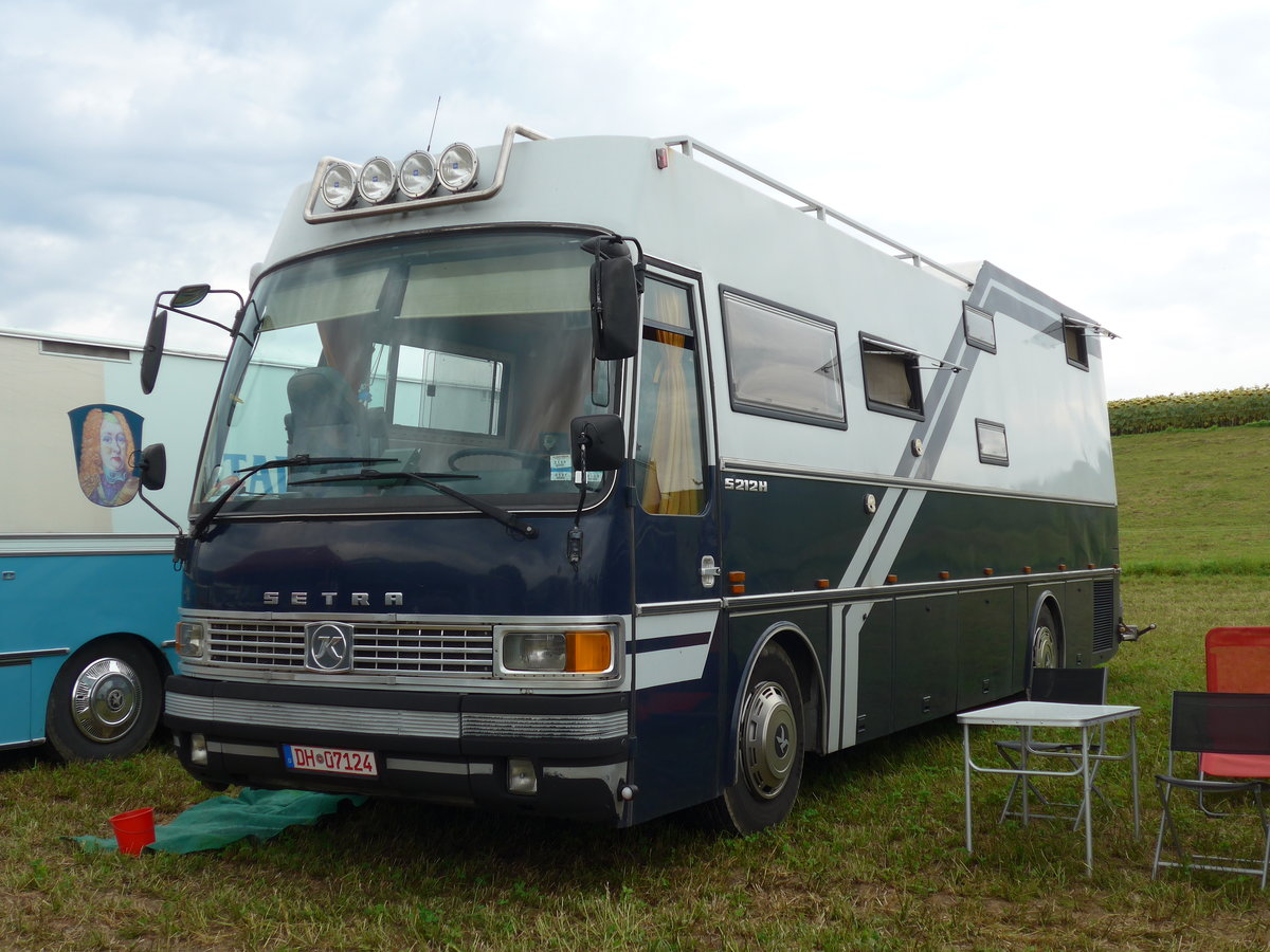 (174'043) - ??? - DH 07'124 - Setra am 20. August 2016 in B�singen, Bahnhof