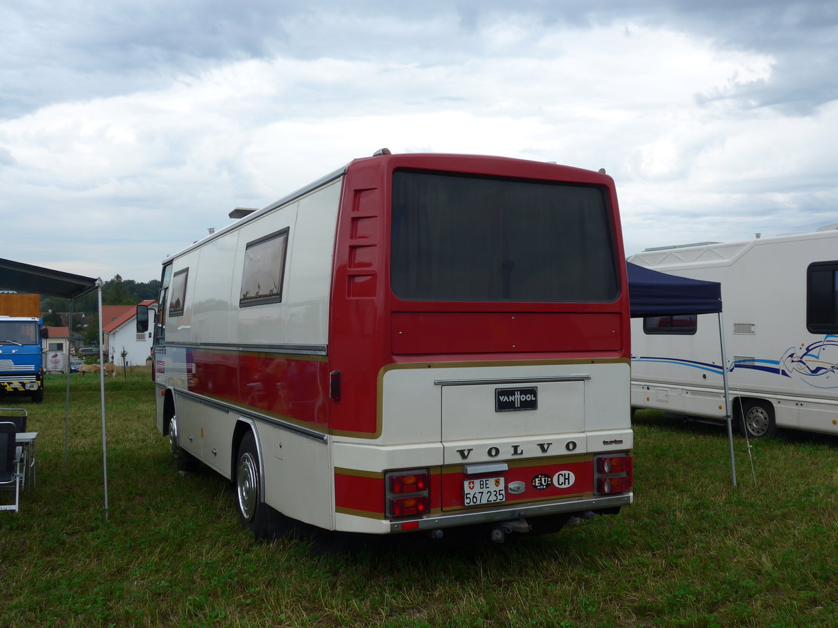(174'054) - Aus der Schweiz: Schweizer, Steffisburg - BE 567'235 - Volvo/Van Hool am 20. August 2016 in B�singen, Bahnhof
