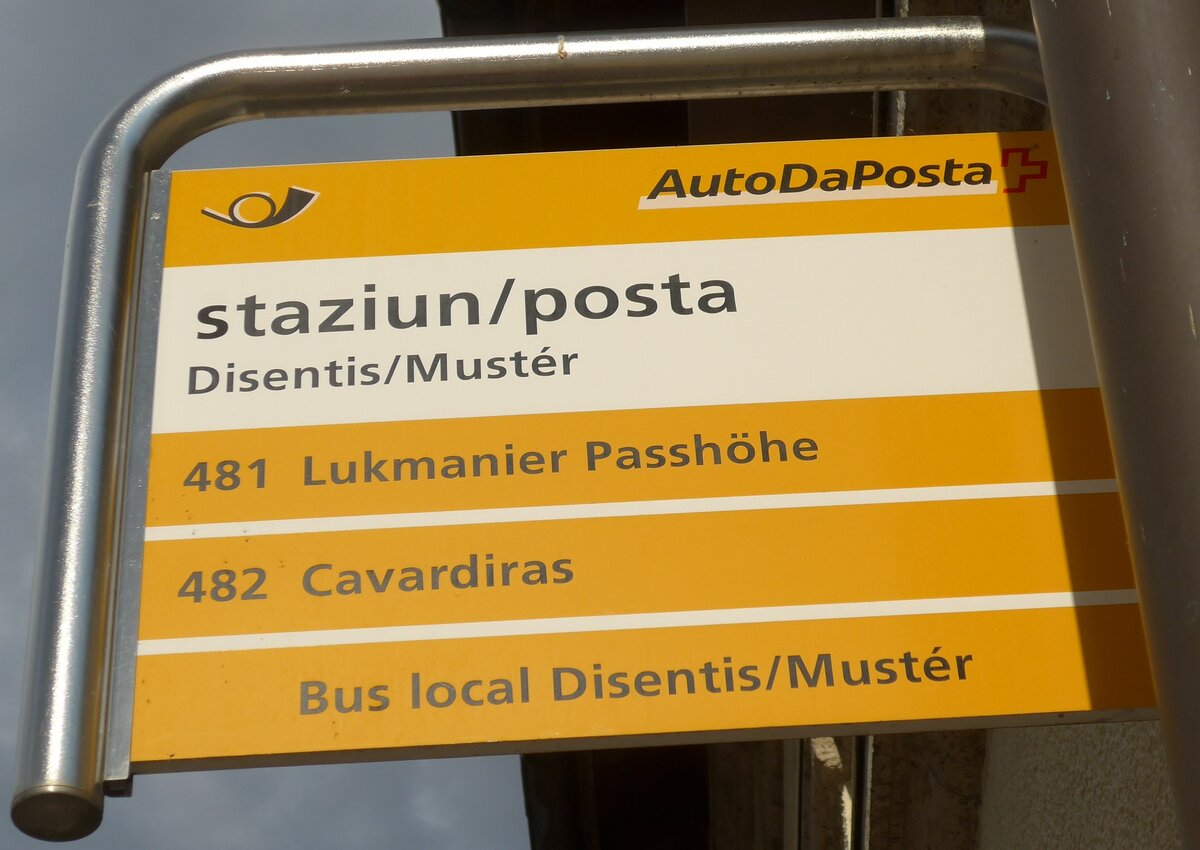 (174'847) - PostAuto-Haltestellenschild - Disentis/Must�r, staziun/posta - am 10. September 2016