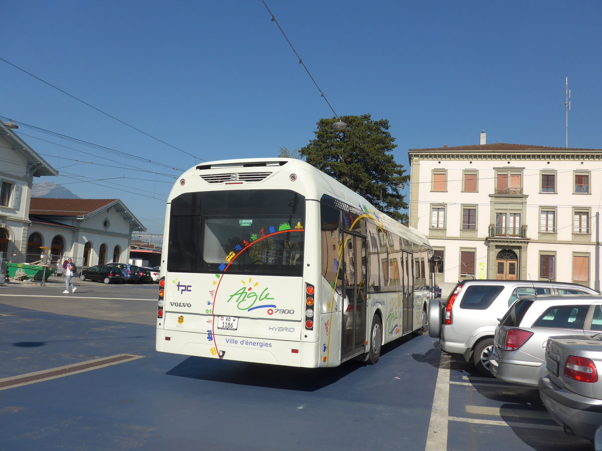 (175'095) - TPC Aigle - VD 1186 - Volvo (ex Volvo, S-G�teborg) am 24. September 2016 beim Bahnhof Aigle