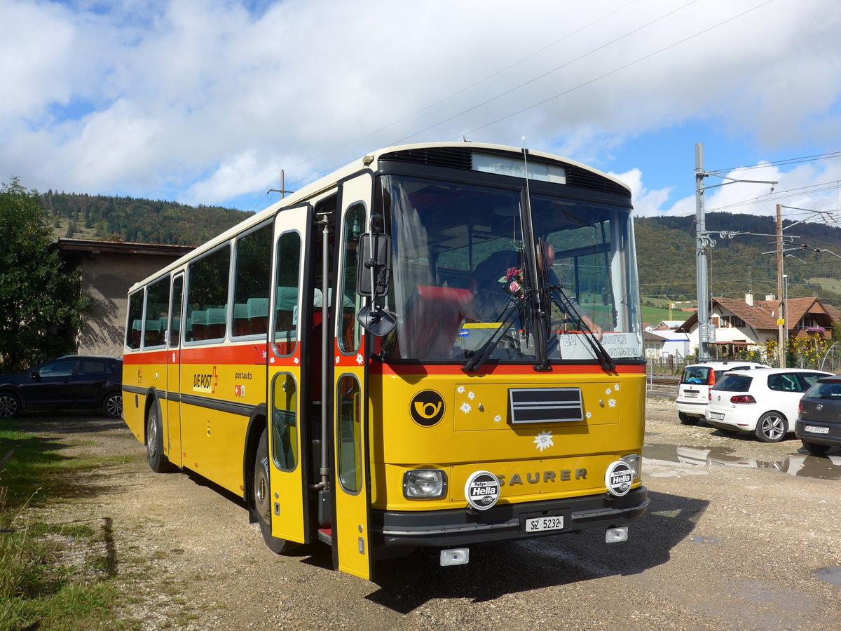 (175'388) - F�ssler, Unteriberg - Nr. 6/SZ 5232 - Saurer/R&J (ex Sch�rch, Gutenburg Nr. 6; ex P 24'358) am 2. Oktober 2016 in Glovelier, Hotel de la Poste