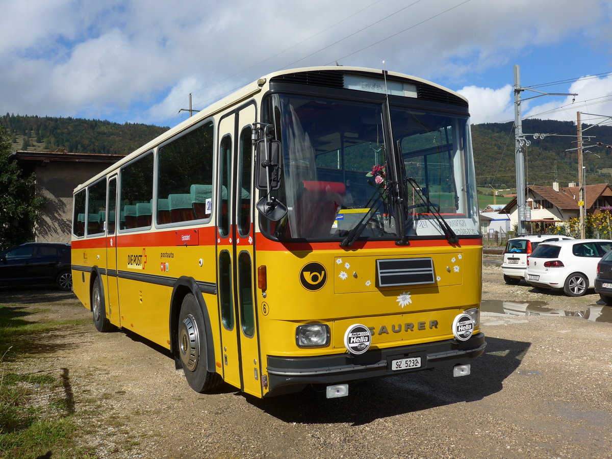 (175'389) - F�ssler, Unteriberg - Nr. 6/SZ 5232 - Saurer/R&J (ex Sch�rch, Gutenburg Nr. 6; ex P 24'358) am 2. Oktober 2016 in Glovelier, Hotel de la Poste
