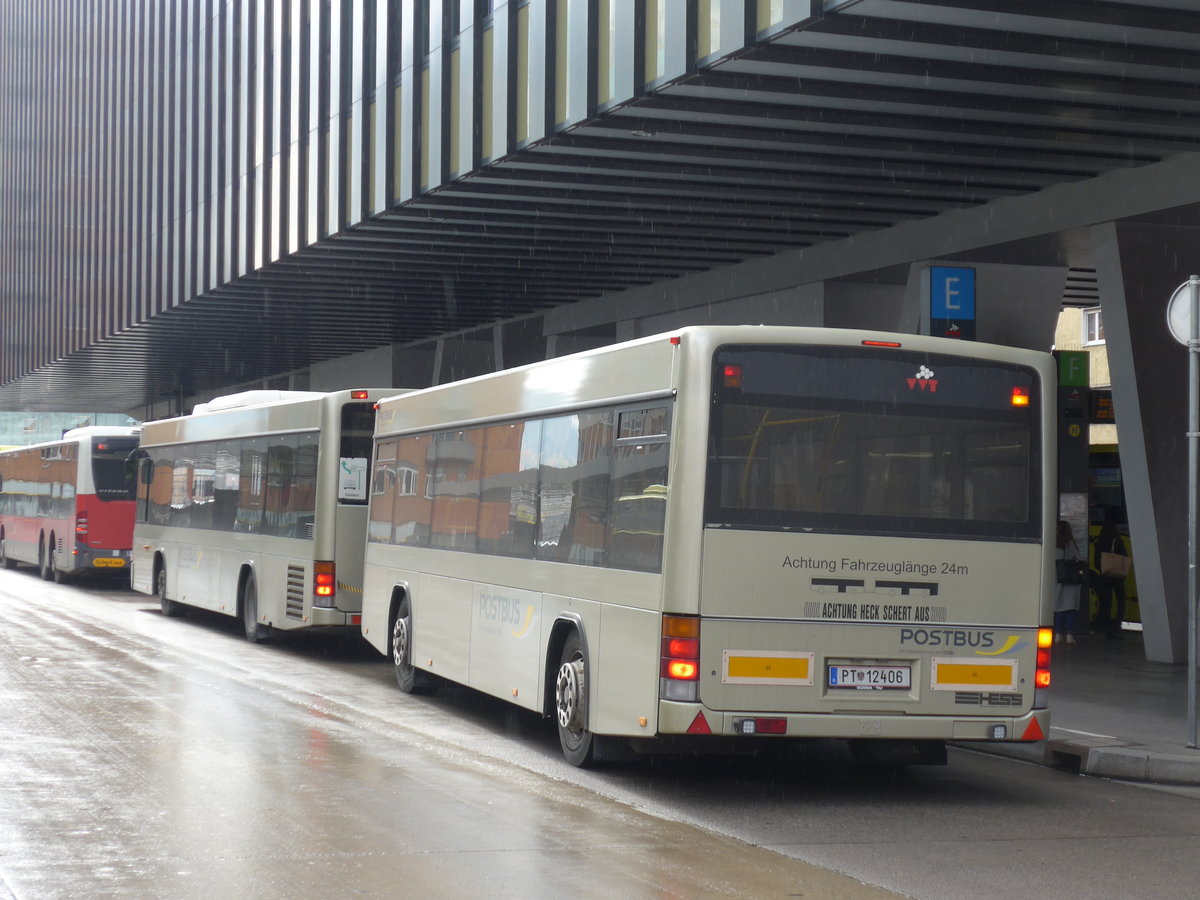 (175'799) - PostBus - PT 12'406 - Lanz+Marti/Hess Personenanh�nger am 18. Oktober 2016 beim Bahnhof Innsbruck