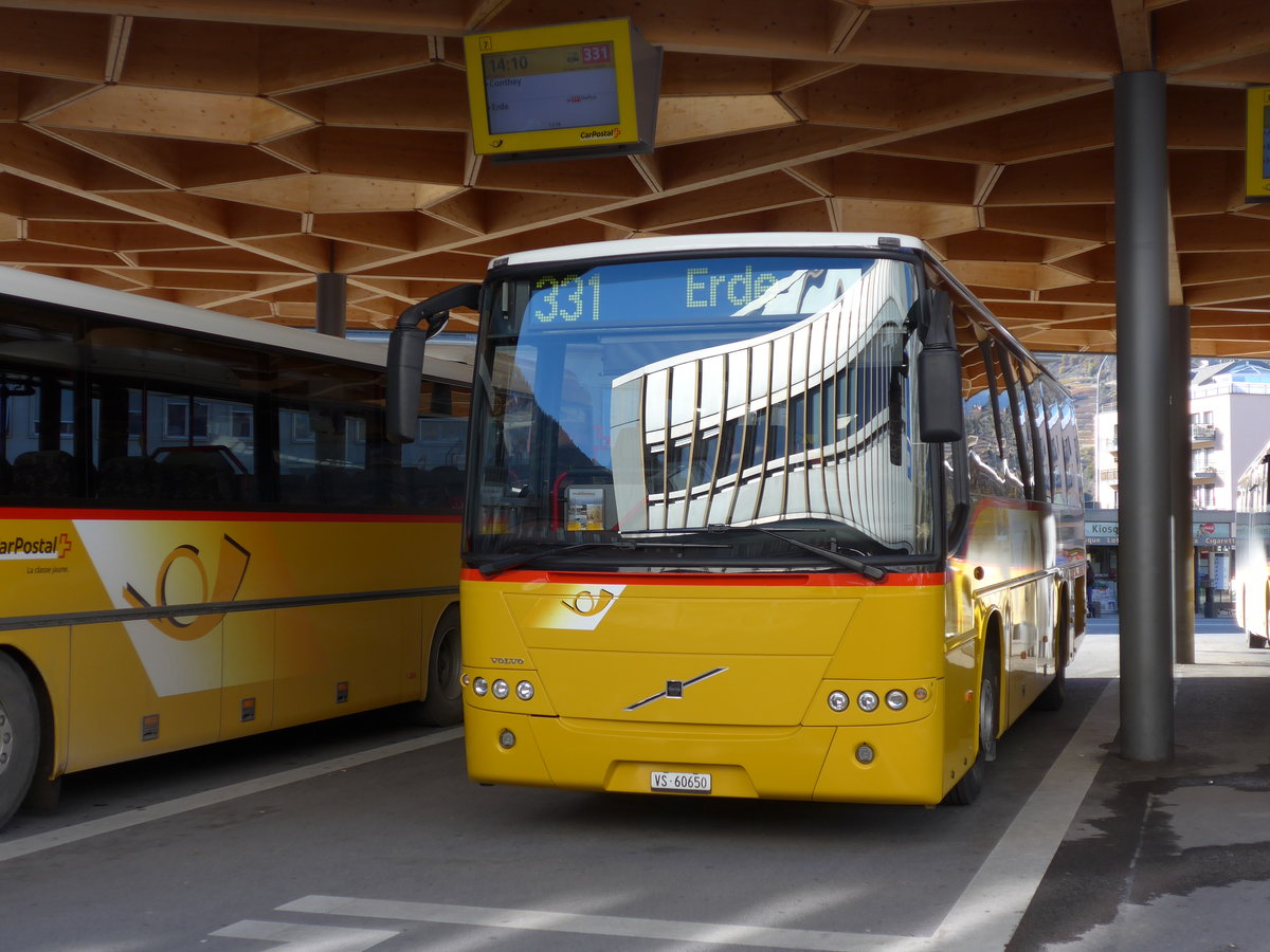 (176'609) - Ev�quoz, Erde - VS 60'650 - Volvo am 12. November 2016 beim Bahnhof Sion