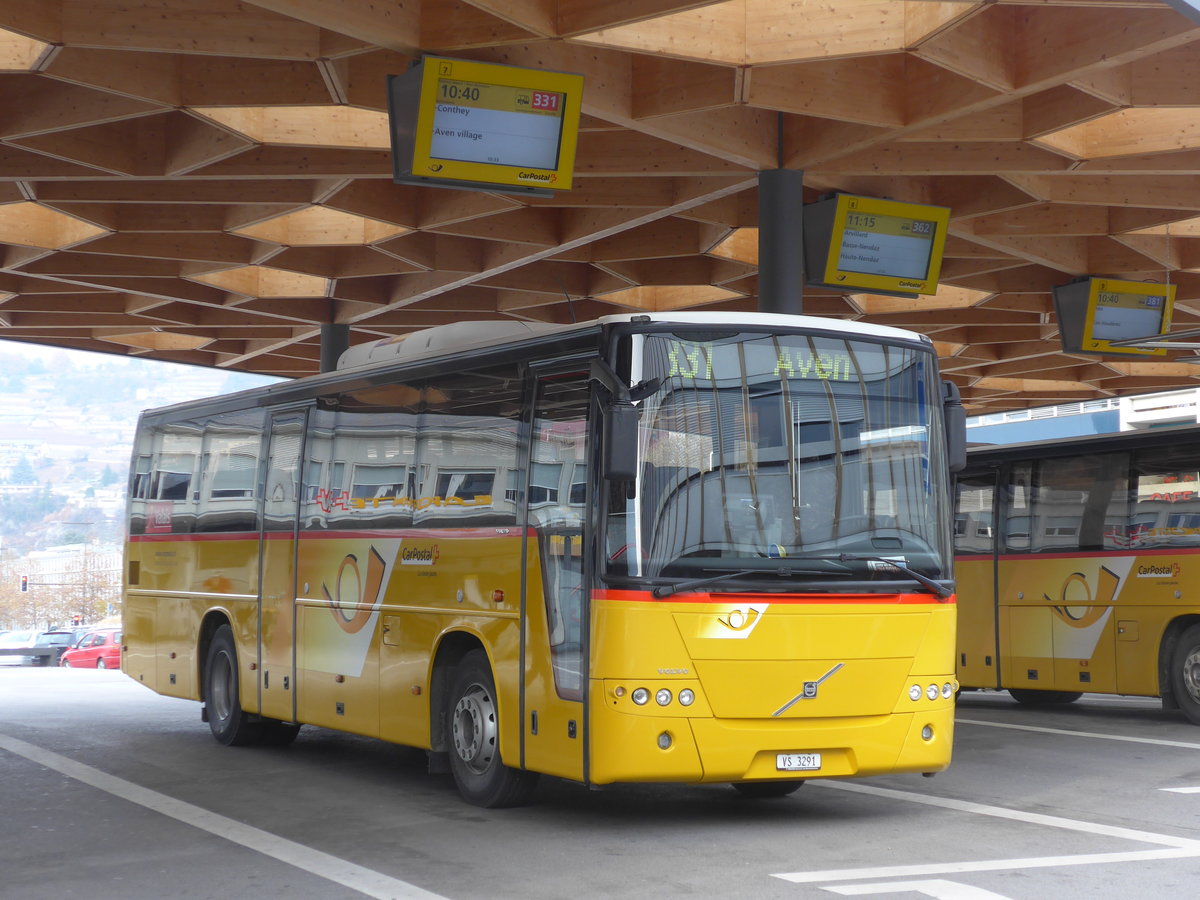 (176'735) - Ev�quoz, Erde - VS 3291 - Volvo am 26. November 2016 beim Bahnhof Sion