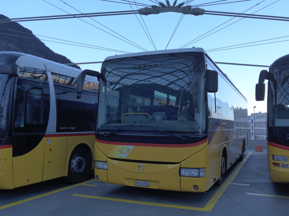 (177'054) - PostAuto Graub�nden - GR 106'554 - Irisbus am 10. Dezember 2016 in Chur, Postautostation