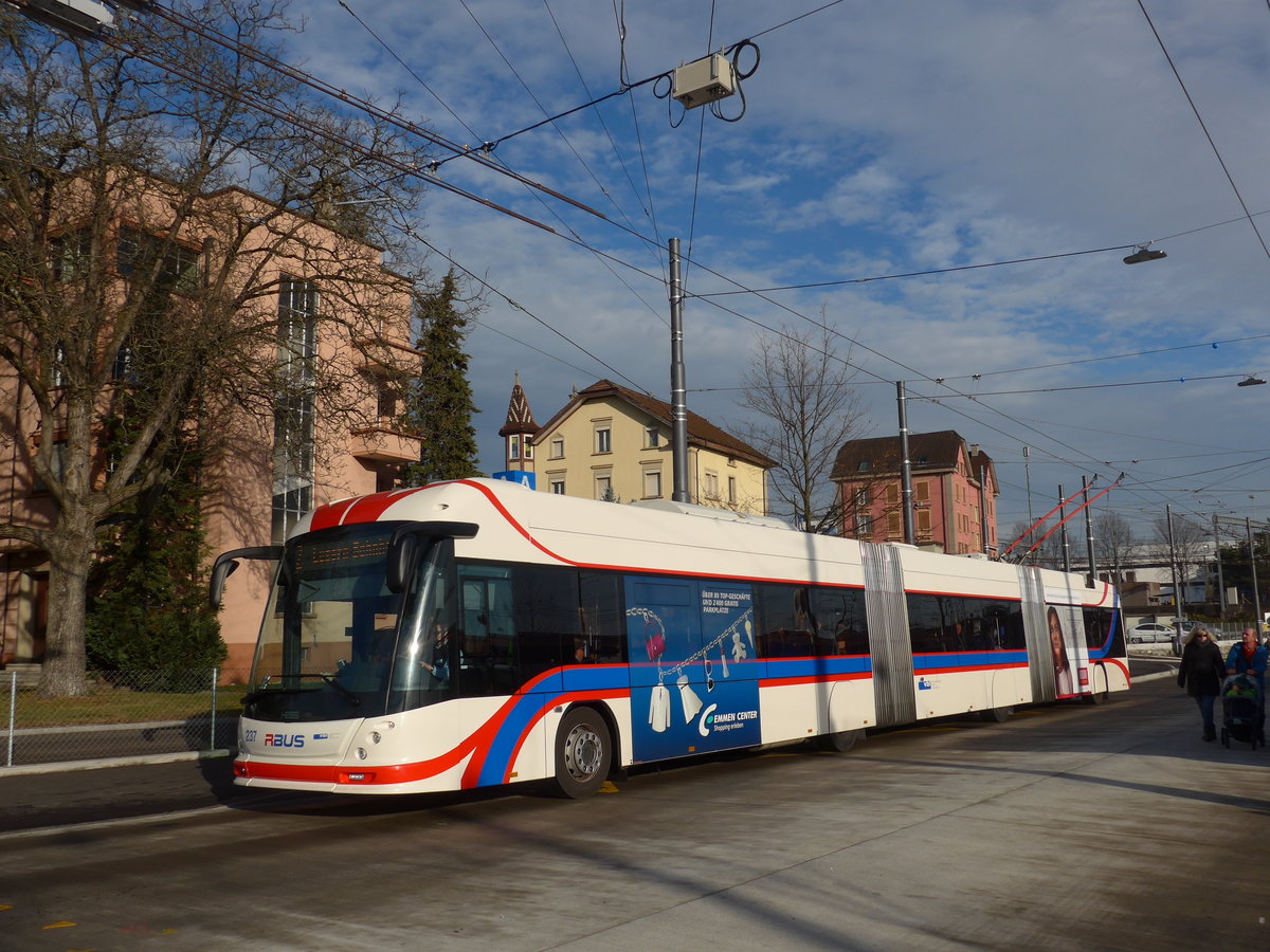 (177'154) - VBL Luzern - Nr. 237 - Hess/Hess Doppelgelenktrolleybus am 11. Dezember 2016 beim Bahnhof Emmenbr�cke S�d