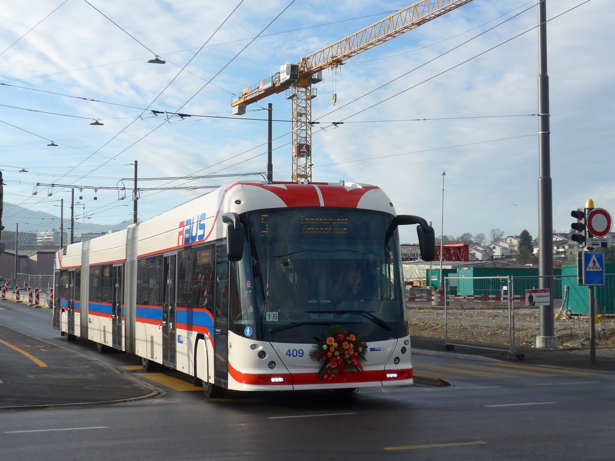 (177'157) - VBL Luzern - Nr. 409 - Hess/Hess Doppelgelenktrolleybus am 11. Dezember 2016 beim Bahnhof Emmenbr�cke S�d
