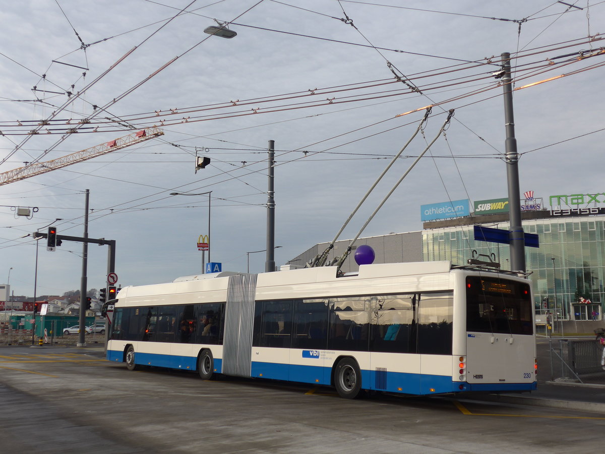 (177'170) - VBL Luzern - Nr. 230 - Hess/Hess Gelenktrolleybus am 11. Dezember 2016 beim Bahnhof Emmenbr�cke S�d