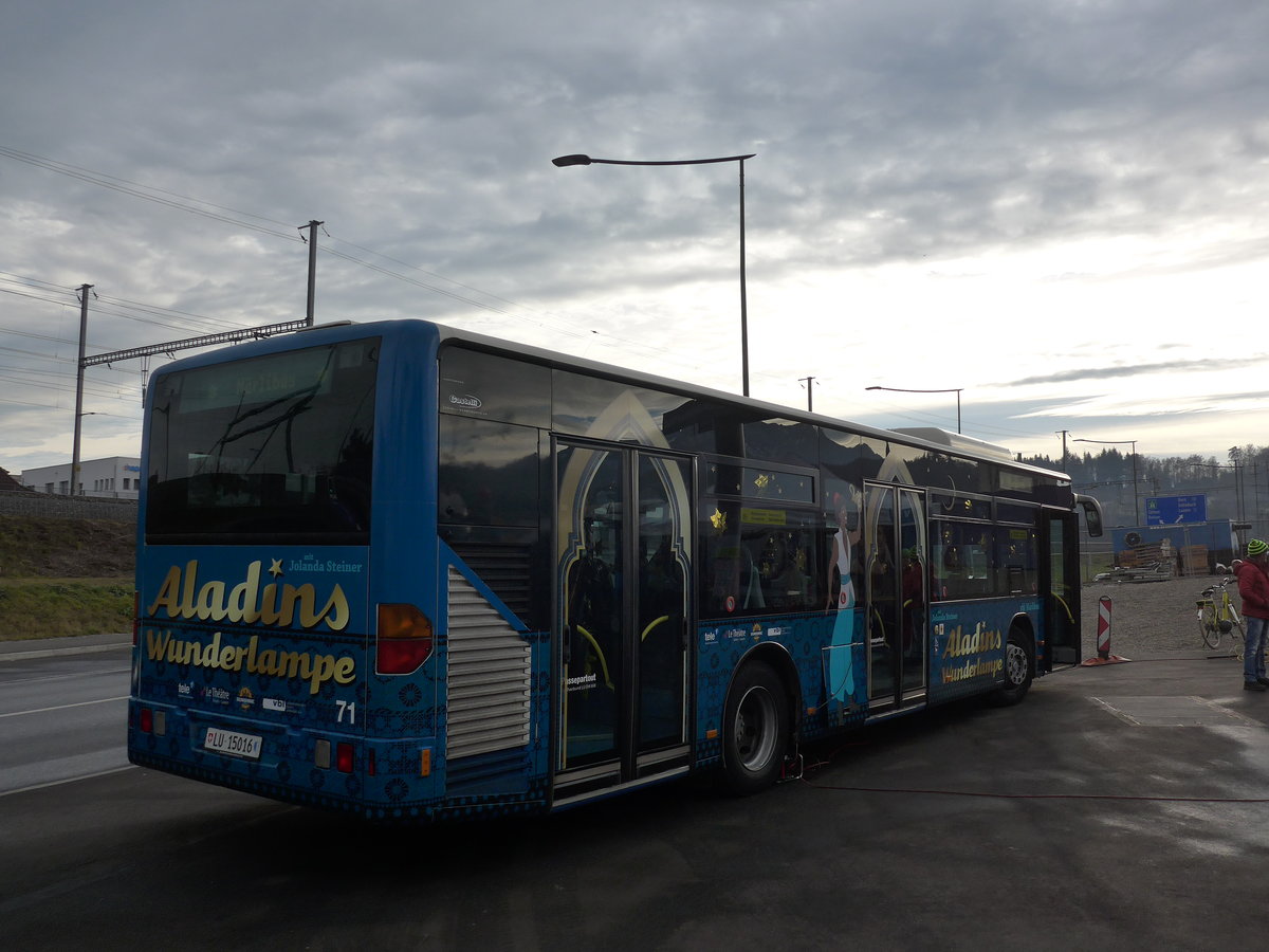 (177'172) - VBL Luzern - Nr. 71/LU 15'016 - Mercedes am 11. Dezember 2016 beim Bahnhof Emmenbr�cke S�d