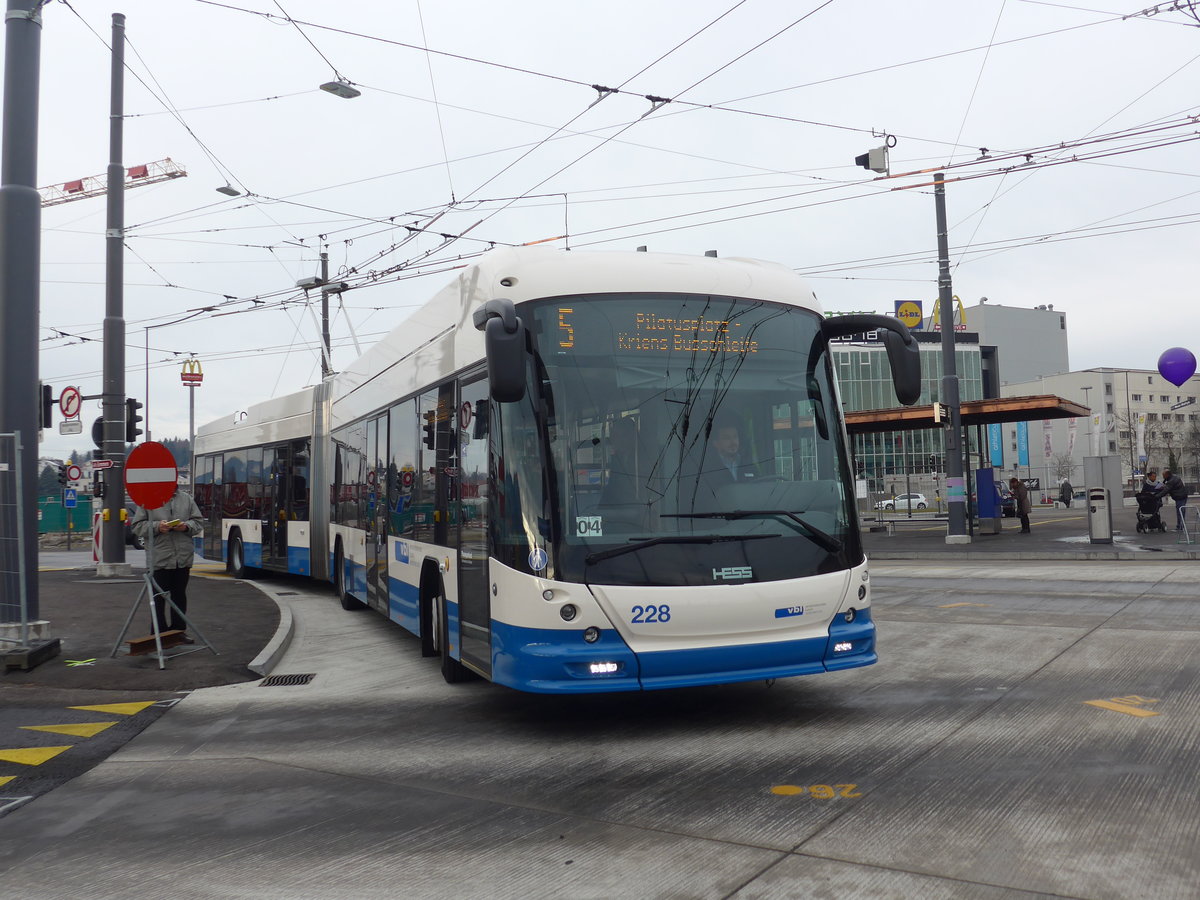 (177'180) - VBL Luzern - Nr. 228 - Hess/Hess Gelenktrolleybus am 11. Dezember 2016 beim Bahnhof Emmenbr�cke S�d