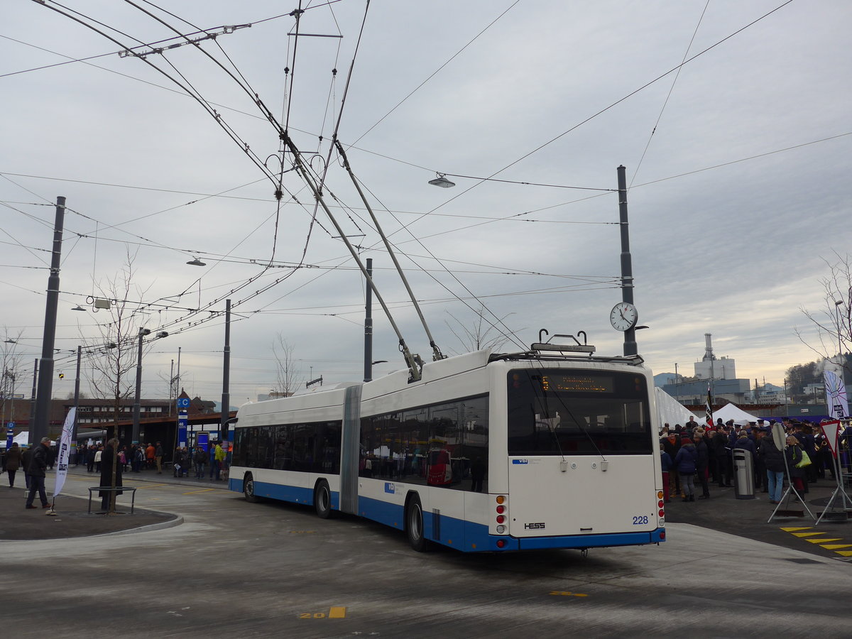 (177'181) - VBL Luzern - Nr. 228 - Hess/Hess Gelenktrolleybus am 11. Dezember 2016 beim Bahnhof Emmenbr�cke S�d