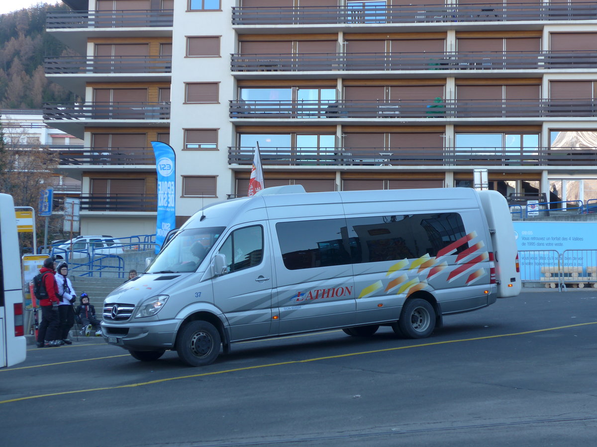 (177'253) - Lathion, Sion - Nr. 37/VS 26'221 - Mercedes am 18. Dezember 2016 in Haute-Nendaz, T�l�cabine