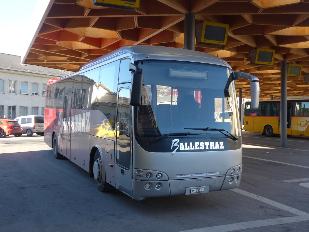 (177'267) - Ballestraz, Gr�ne - VS 76'023 - Temsa am 18. Dezember 2016 beim Bahnhof Sion