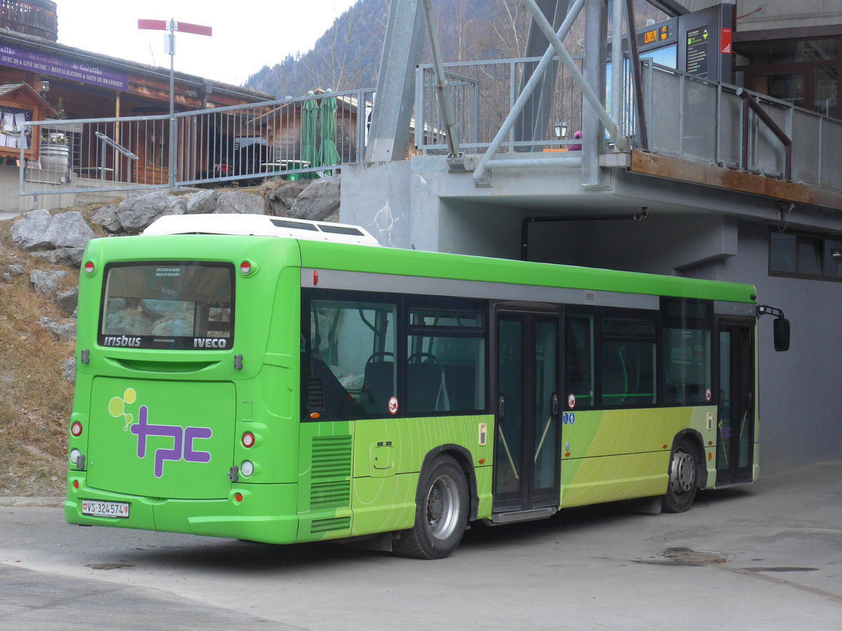 (177'558) - TPC Aigle - Nr. 15/VS 324'574 - Irisbus am 2. Januar 2017 beim Bahnhof Champ�ry