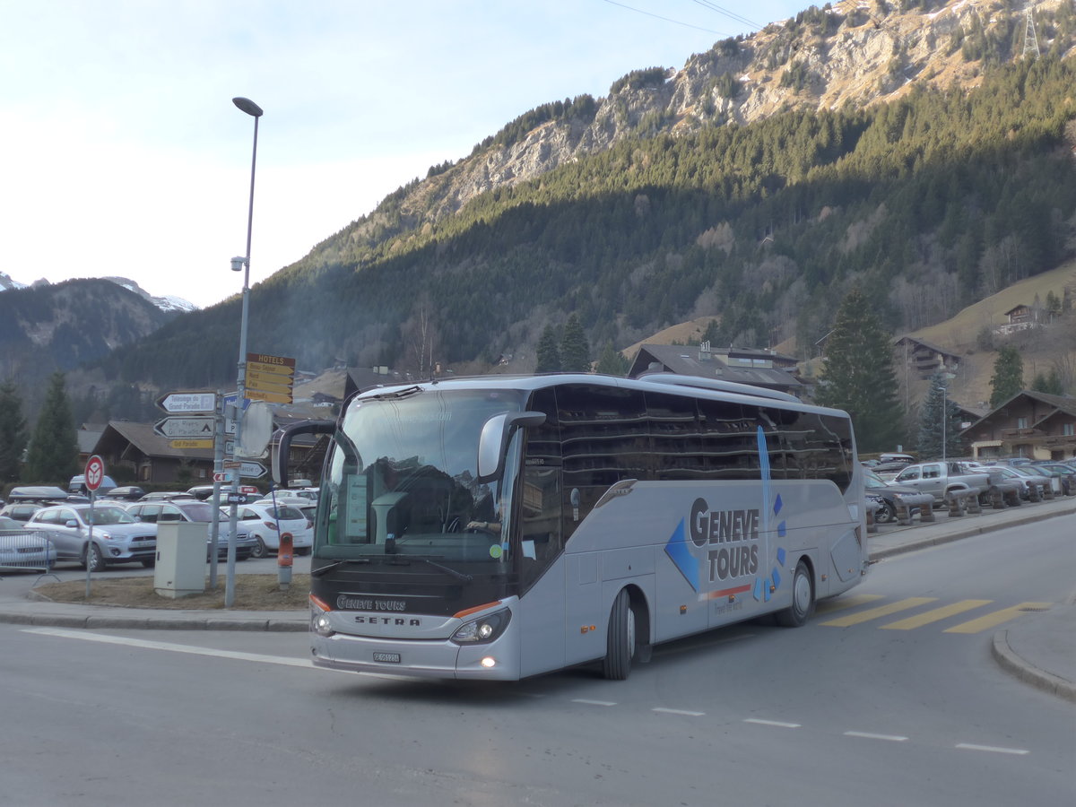 (177'560) - Gen�ve-Tours, Gen�ve - GE 961'214 - Setra am 2. Januar 2017 beim Bahnhof Champ�ry