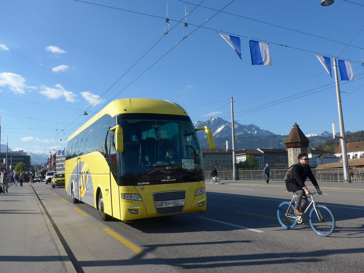 (179'405) - Aus Spanien: CVC - Nr. 1301/7644 HCC - Scania/Tata-Hispano am 10. April 2017 in Luzern, Bahnhofbr�cke