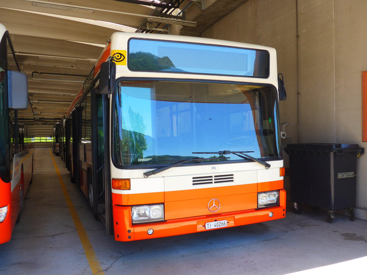 (180'062) - AMSA Chiasso - Nr. 6/TI 40'266 - Mercedes (ex Vorf�hrfahrzeug) am 13. Mai 2017 in Balerna, Rimessa