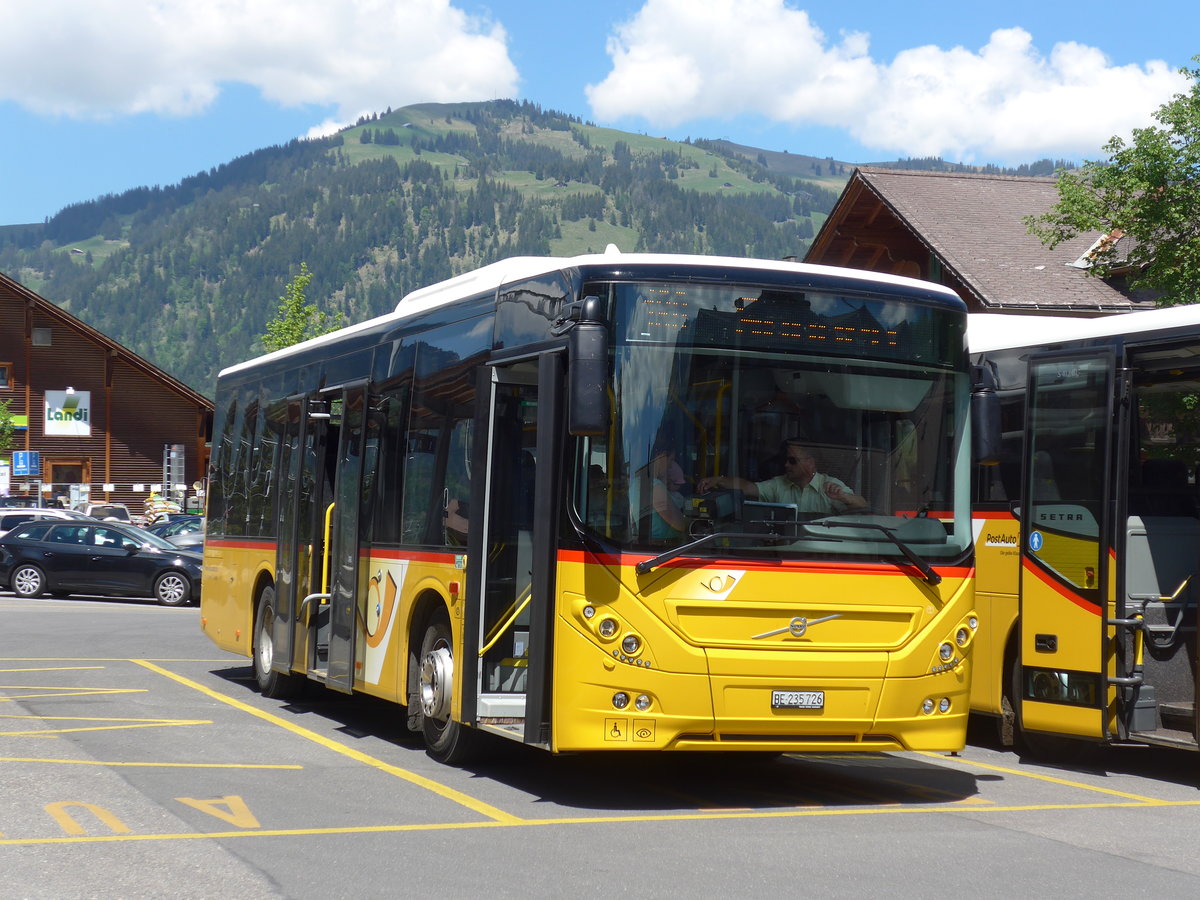 (180'781) - K�bli, Gstaad - BE 235'726 - Volvo am 26. Mai 2017 beim Bahnhof Gstaad