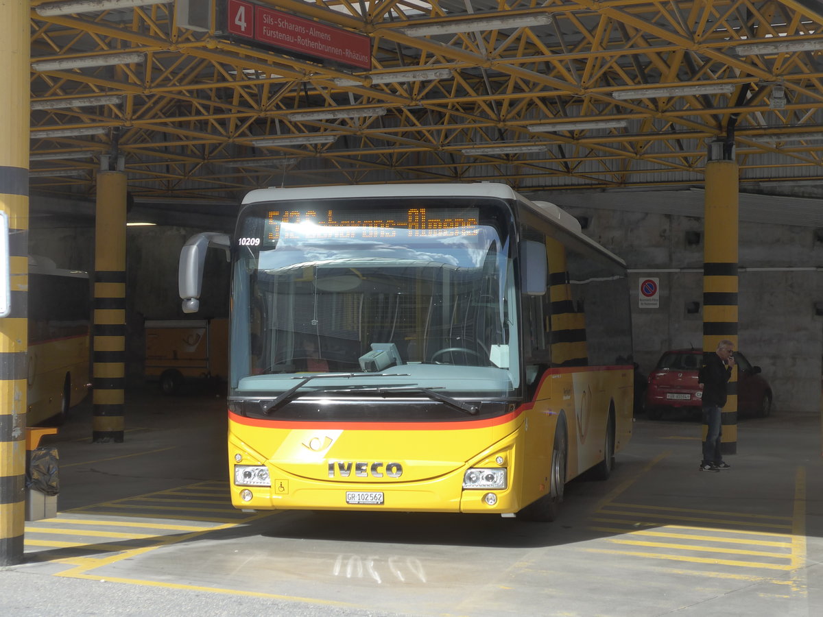 (181'114) - PostAuto Graub�nden - GR 102'562 - Iveco am 15. Juni 2017 in Thusis, Postautostation