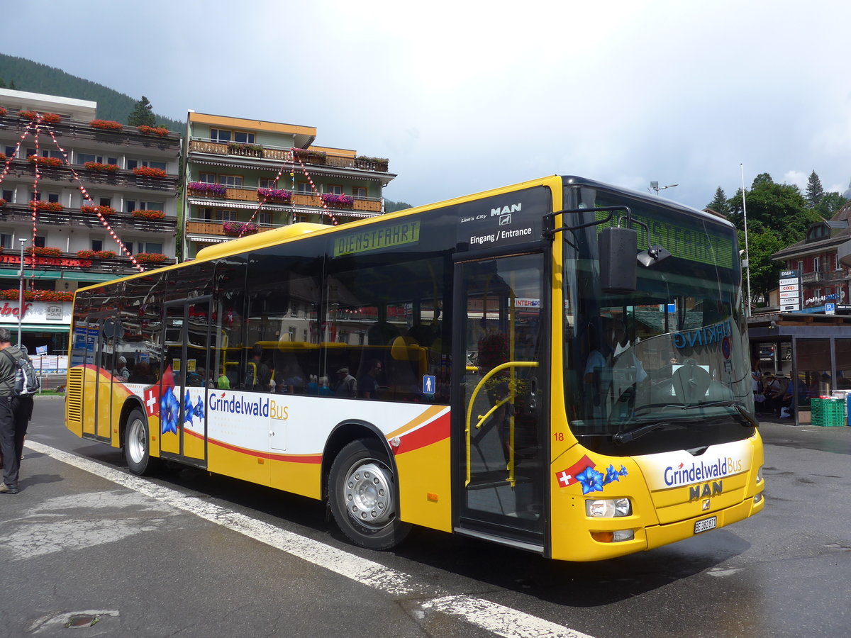 (182'396) - AVG Grindelwald - Nr. 18/BE 382'871 - MAN/G�ppel am 30. Juli 2017 beim Bahnhof Grindelwald