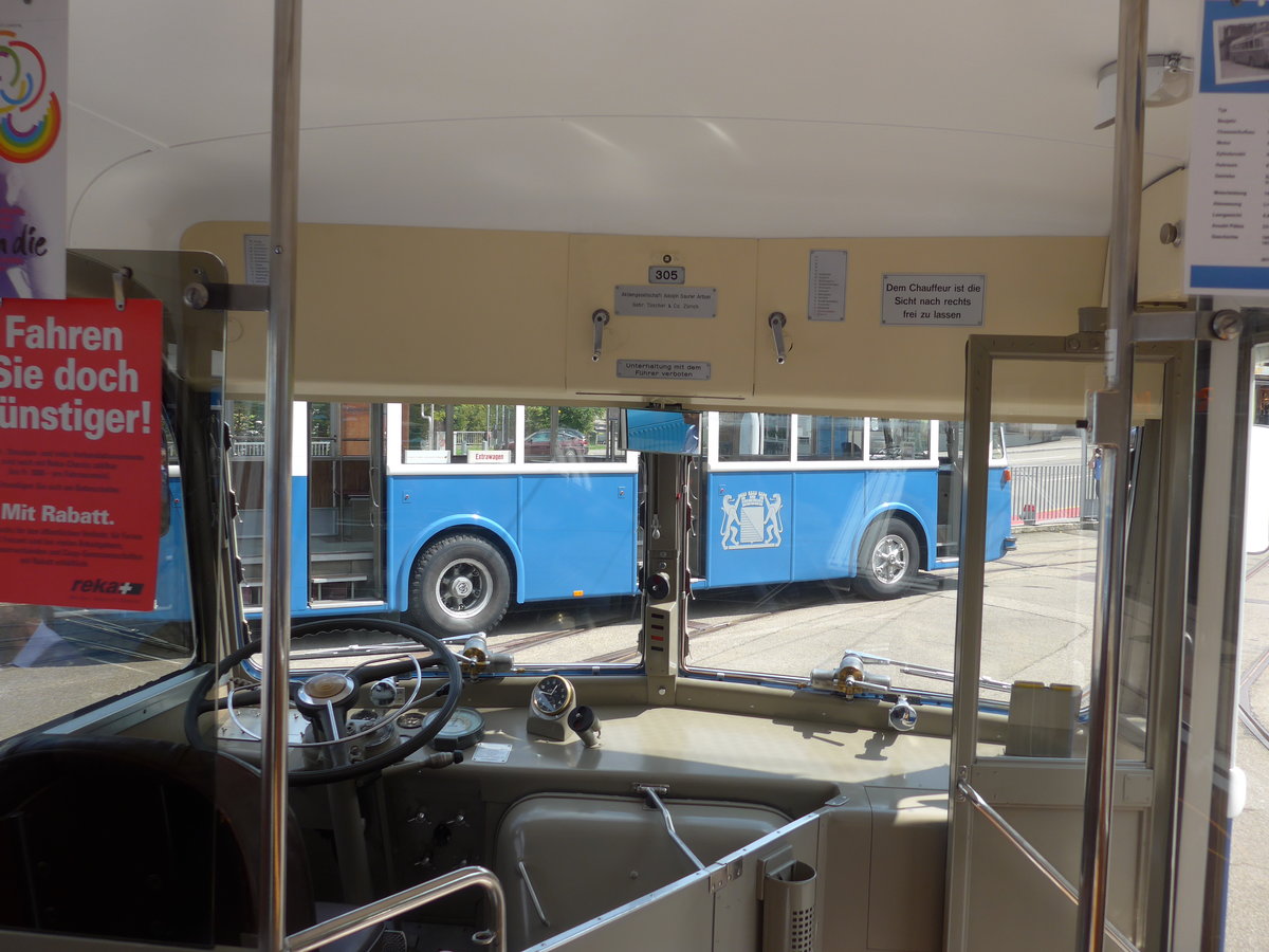 (183'738) - VBZ Z�rich (TMZ) - Nr. 305/AG 9380 U - Saurer/T�scher am 20. August 2017 in Z�rich, Burgwies (Innenaufnahme)