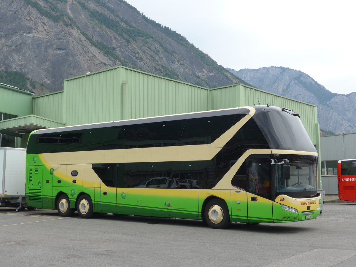 (184'044) - Buchard, Leytron - Nr. 37/VS 216'705 - Neoplan (ex Sommer, Gr�nen) am 24. August 2017 in Leytron, Garage