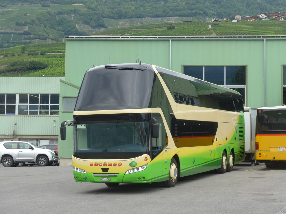 (184'045) - Buchard, Leytron - Nr. 37/VS 216'705 - Neoplan (ex Sommer, Gr�nen) am 24. August 2017 in Leytron, Garage