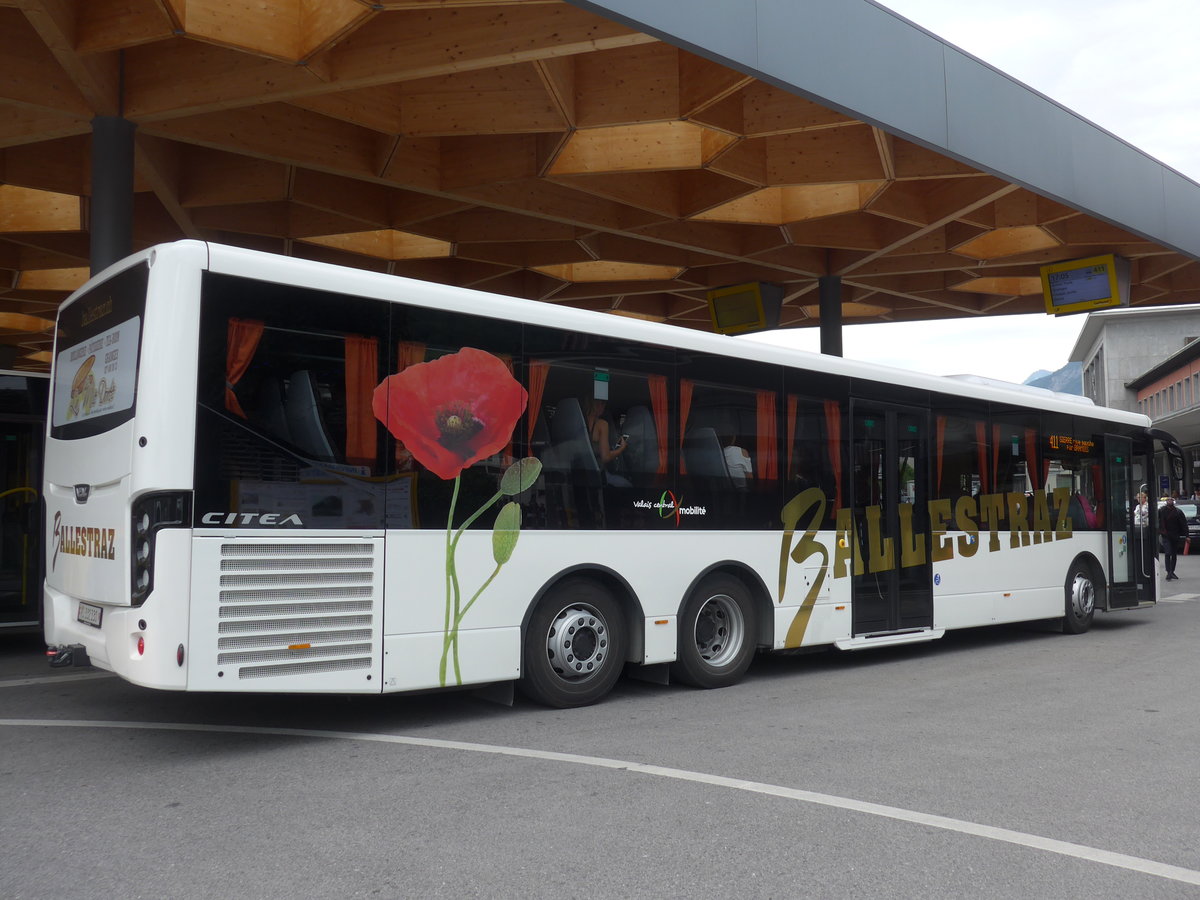 (184'060) - Ballestraz, Gr�ne - VS 332'330 - VDL am 24. August 2017 beim Bahnhof Sion