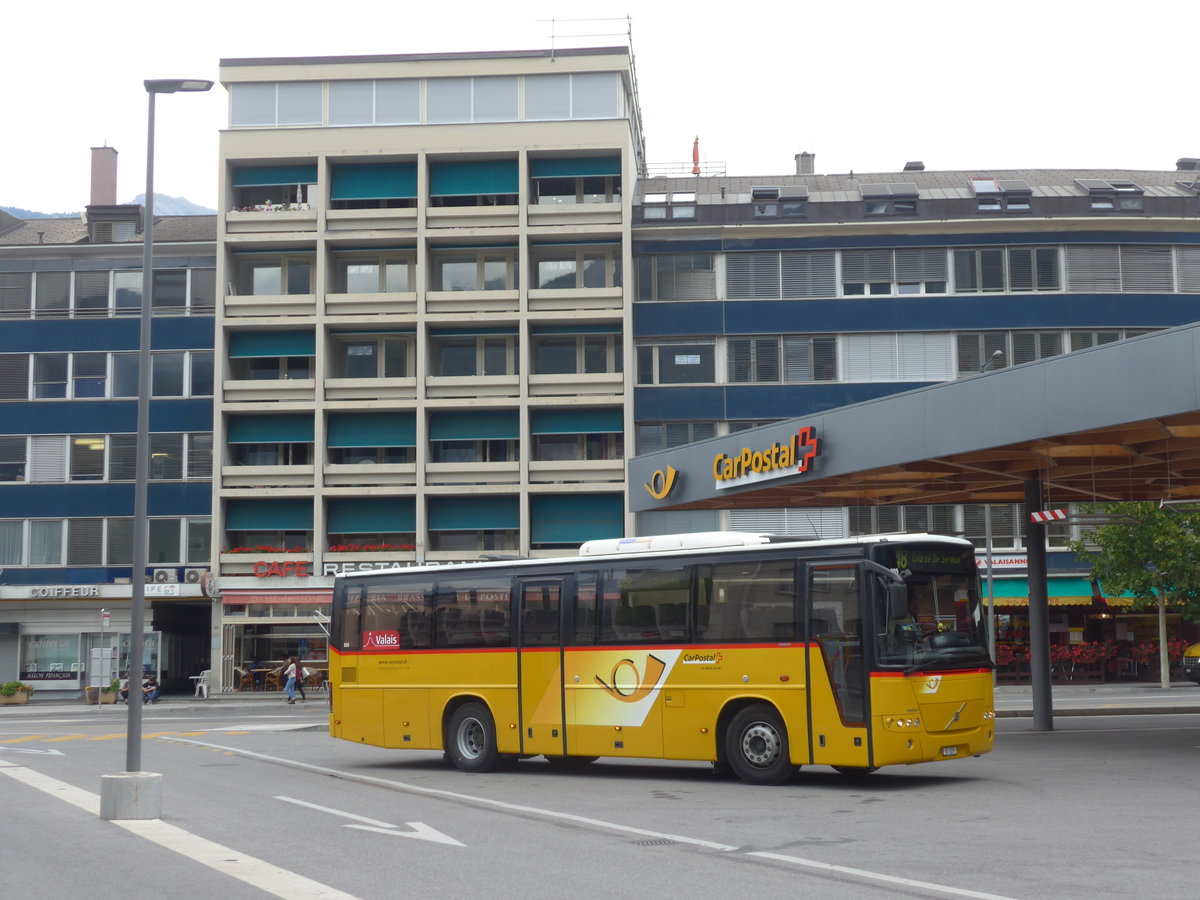 (184'069) - Ev�quoz, Erde - VS 3291 - Volvo am 24. August 2017 beim Bahnhof Sion