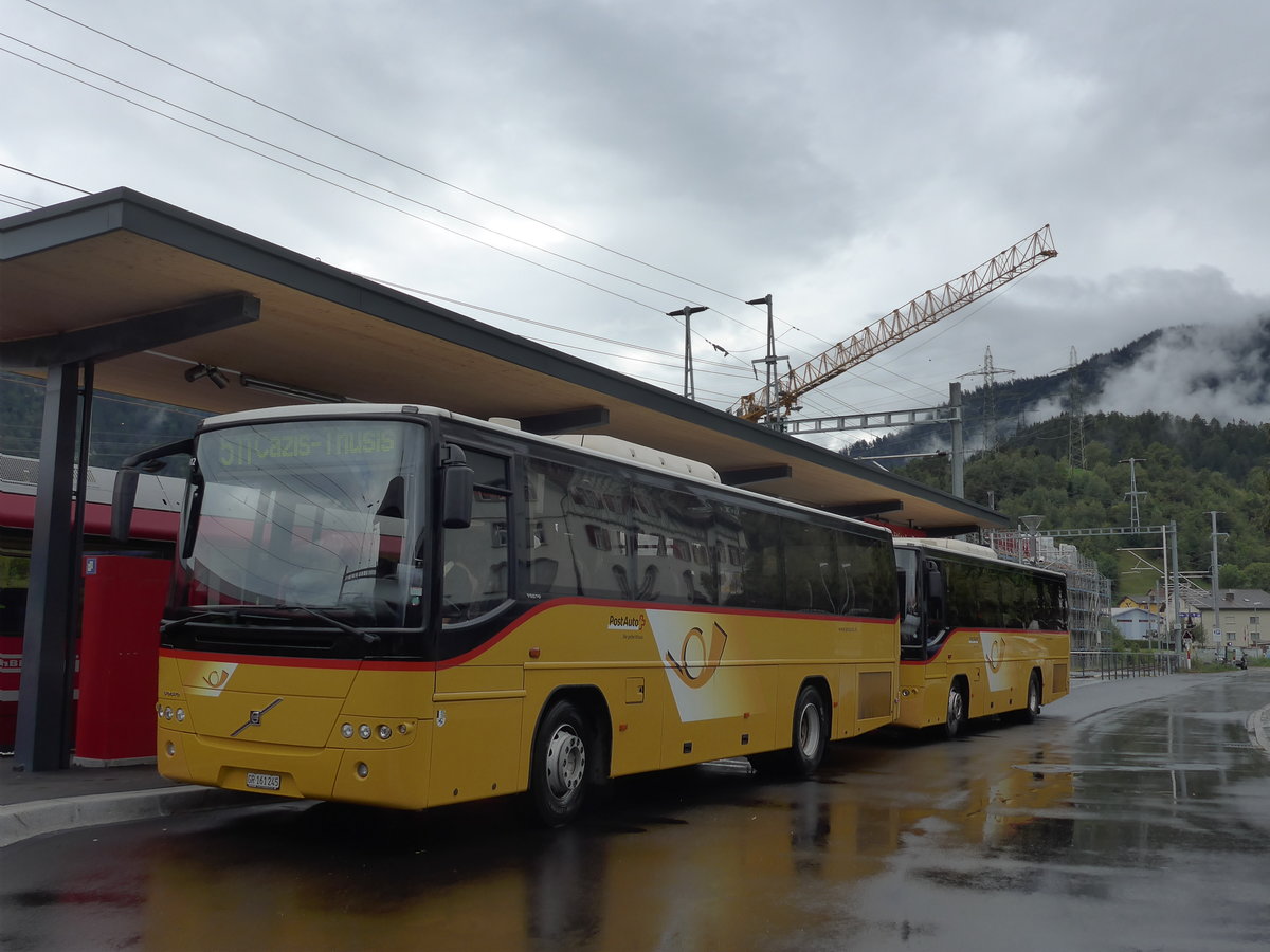 (184'807) - PostAuto Graub�nden - GR 161'245 - Volvo am 16. September 2017 beim Bahnhof Rh�z�ns
