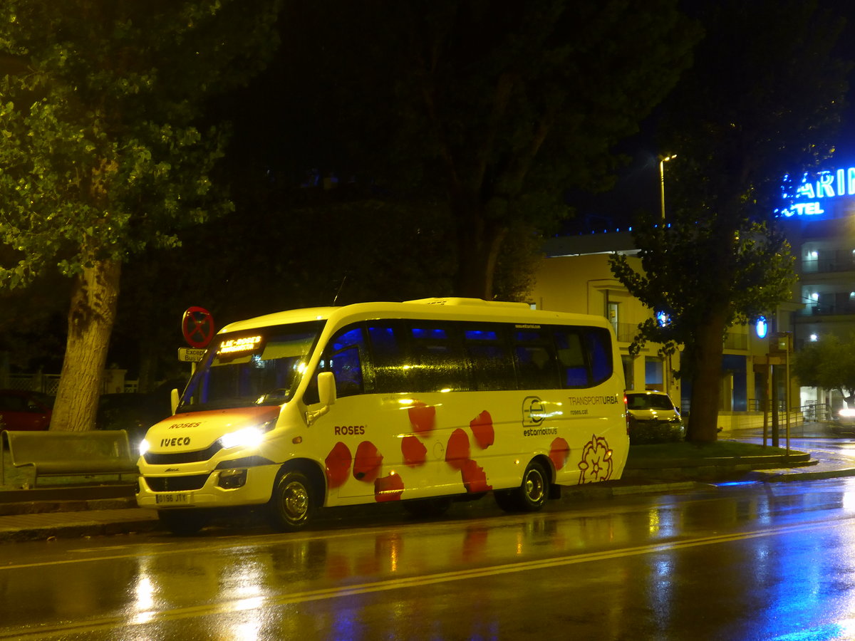 (185'210) - Transport urb�, Roses - Nr. 24/0196 JTY - Iveco am 25. September 2017 in Roses, Ciutadella