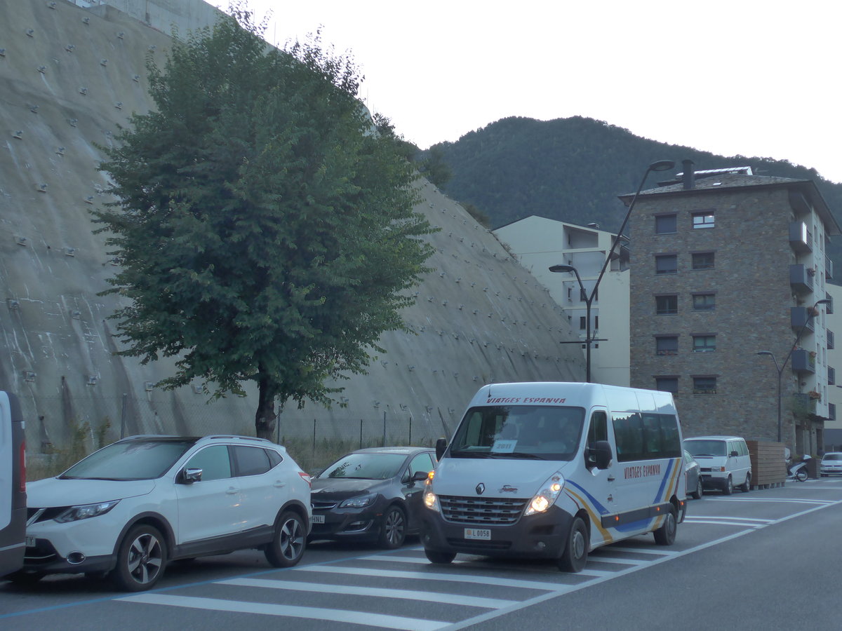 (185'601) - Viatges Espanya, Sant Juli� de L�ria - L0058 - Renault am 29. September 2017 in La Massana, El Pui