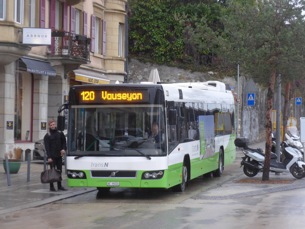 (186'581) - transN, La Chaux-de-Fonds - Nr. 220/NE 99'220 - Volvo (ex TN Neuch�tel Nr. 220) am 25. November 2017 beim Bahnhof Neuch�tel
