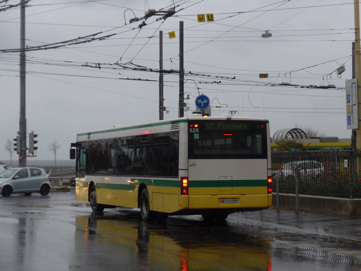 (186'593) - transN, La Chaux-de-Fonds - Nr. 628/NE 111'228 - MAN (ex TN Neuch�tel Nr. 228) am 25. November 2017 in Neuch�tel, Place Pury